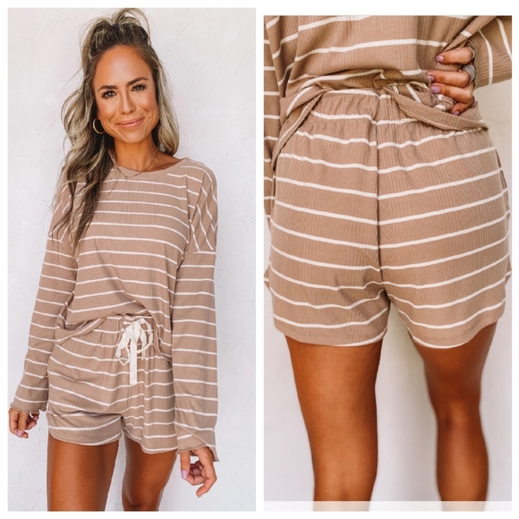 Z Supply Pants - Z Supply Snooze Stripe Short in Light Latte